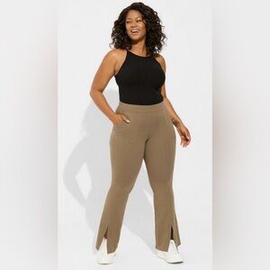Torrid Signature Waist Front Slit Slim Bootcut Pocket Legging Size 4X/26